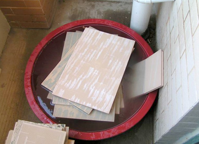 泥工老師傅提醒：瓷磚泡水萬萬不能這樣做 會(huì)掉瓷